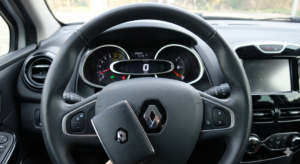 Photo de la clé sur le volant avec le tableau de bord Renault clio 4